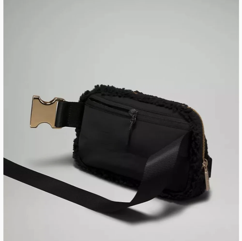 lululemon Everywhere Fleece Belt Bag 1L Fleece in Black/Gold - Picture 3 of 6